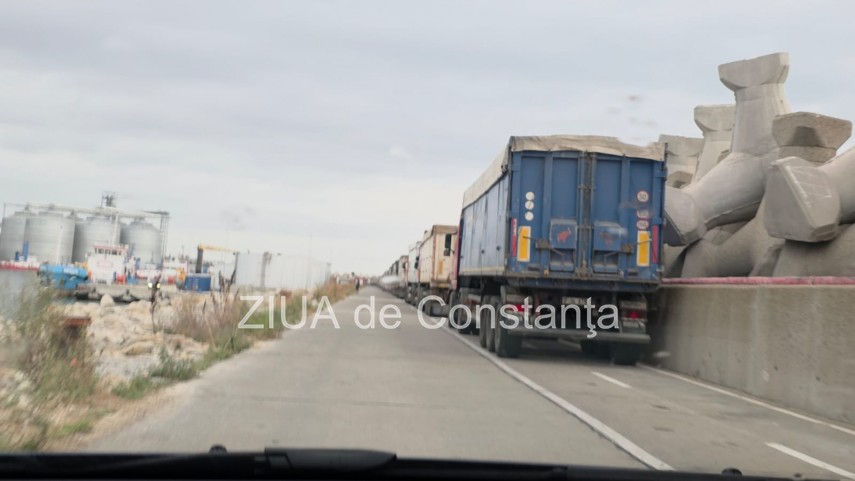 foto video aglomeratie in portul constanta coada de peste 2 km pe digul de nord mai multe tiruri asteapta foto video aglomeratie in portul constanta coada de peste 2 km pe digul de nord mai multe tiruri asteapta