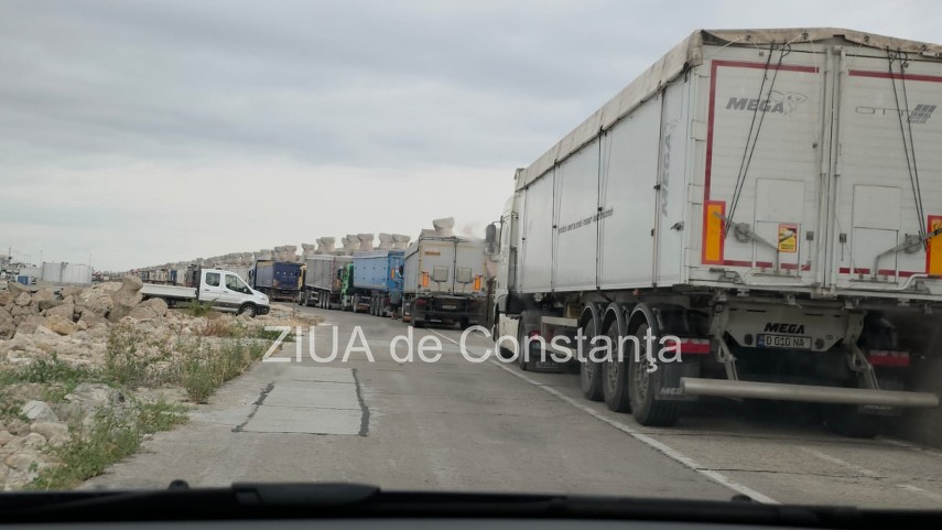 foto video aglomeratie in portul constanta coada de peste 2 km pe digul de nord mai multe tiruri asteapta foto video aglomeratie in portul constanta coada de peste 2 km pe digul de nord mai multe tiruri asteapta