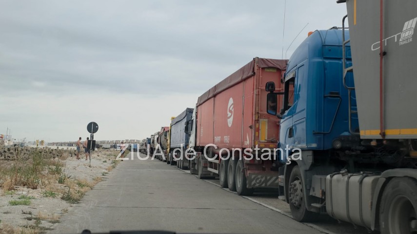 foto video aglomeratie in portul constanta coada de peste 2 km pe digul de nord mai multe tiruri asteapta foto video aglomeratie in portul constanta coada de peste 2 km pe digul de nord mai multe tiruri asteapta
