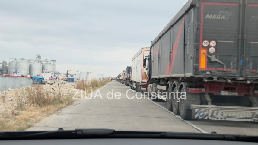 foto video aglomeratie in portul constanta coada de peste 2 km pe digul de nord mai multe tiruri asteapta foto video aglomeratie in portul constanta coada de peste 2 km pe digul de nord mai multe tiruri asteapta