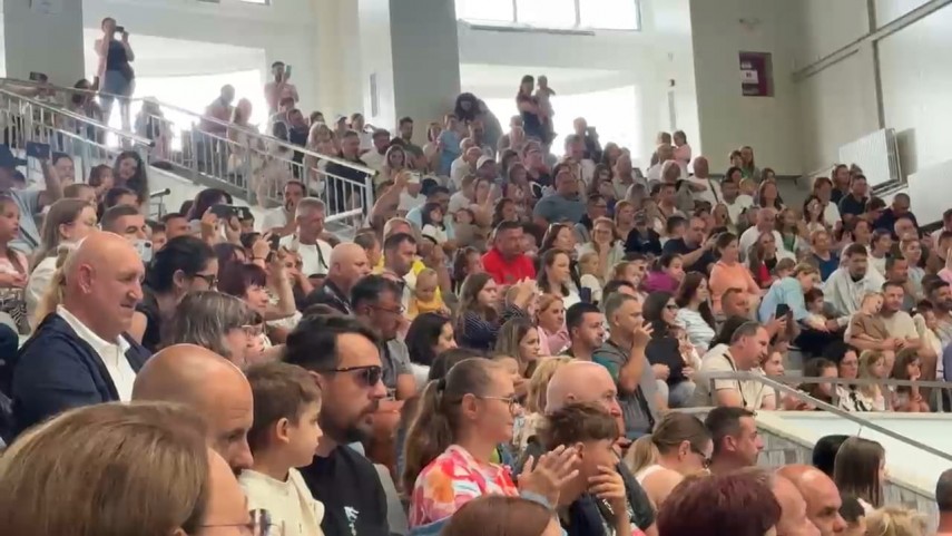foto video aglomeratie la delfinariul din constanta toate biletele pentru primele trei reprezentatii foto video aglomeratie la delfinariul din constanta toate biletele pentru primele trei reprezentatii