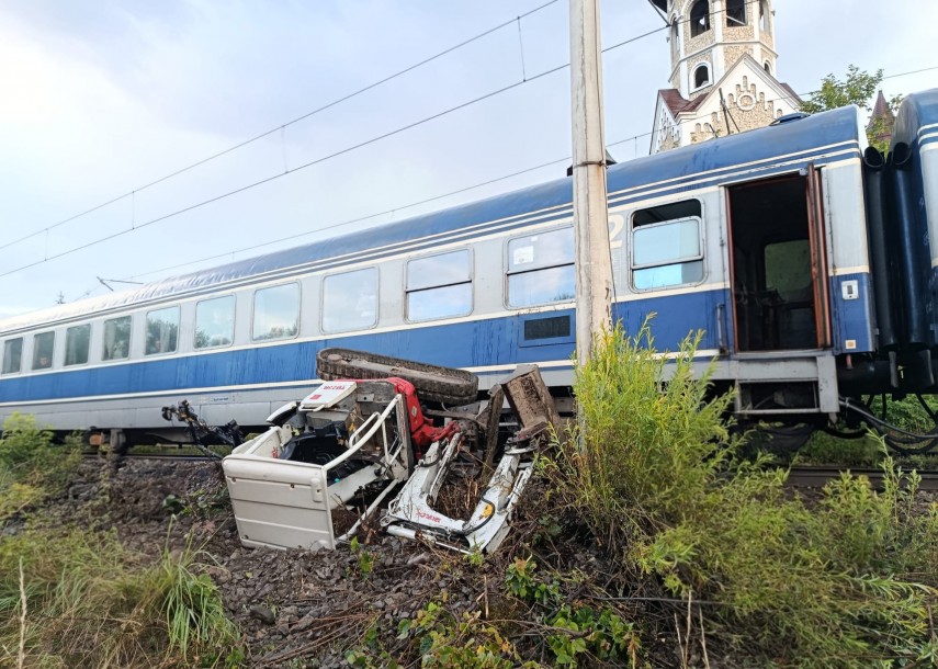 coliziune intre un tren de calatori si un buldoexcavator in judetul suceava soferul utilajului a fost coliziune intre un tren de calatori si un buldoexcavator in judetul suceava soferul utilajului a fost