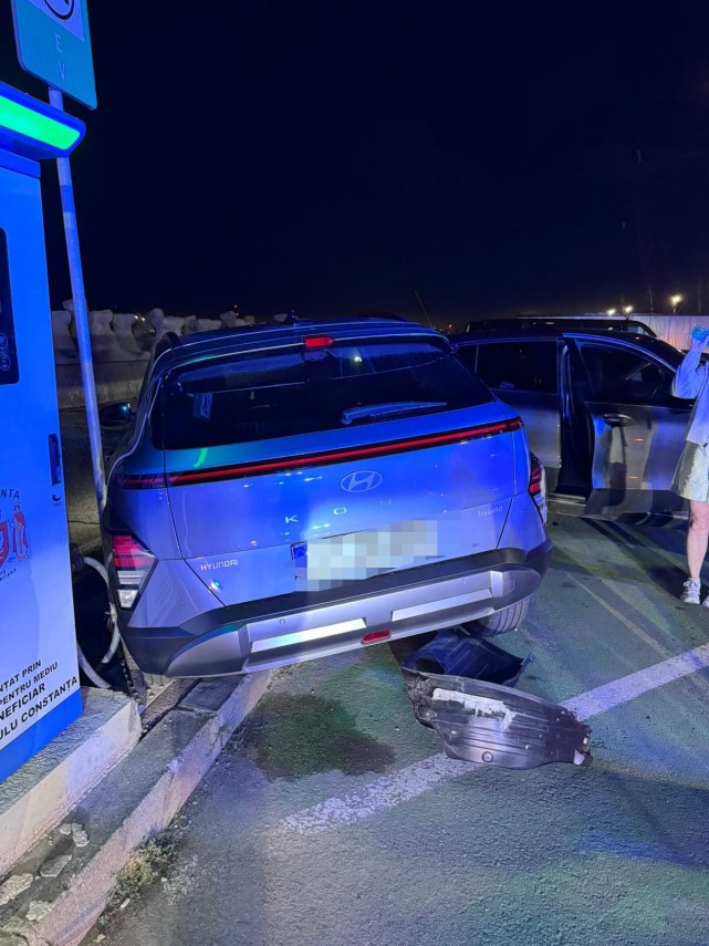 foto video pompierii si criminalistii intervin in parcarea de la poarta 1 din constanta in urma unui foto video pompierii si criminalistii intervin in parcarea de la poarta 1 din constanta in urma unui