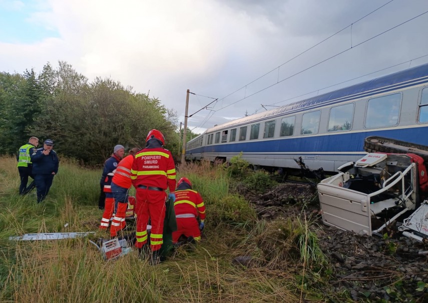 coliziune intre un tren de calatori si un buldoexcavator in judetul suceava soferul utilajului a fost coliziune intre un tren de calatori si un buldoexcavator in judetul suceava soferul utilajului a fost