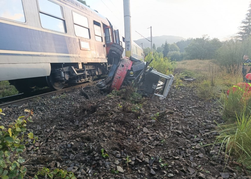 coliziune intre un tren de calatori si un buldoexcavator in judetul suceava soferul utilajului a fost coliziune intre un tren de calatori si un buldoexcavator in judetul suceava soferul utilajului a fost