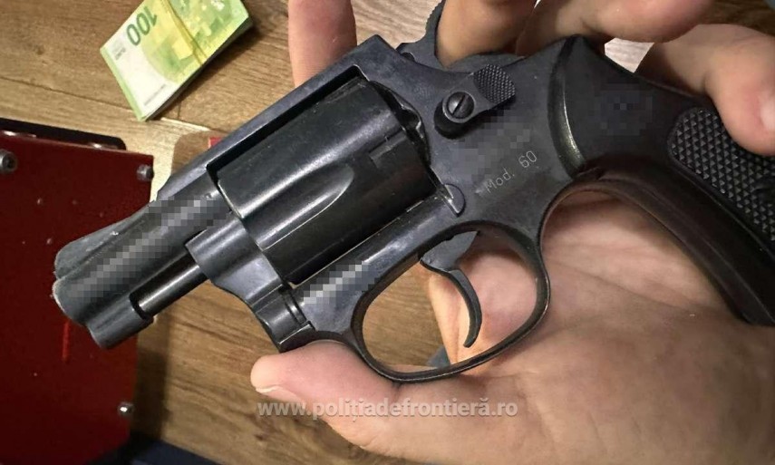 foto descinderi in bucuresti si patru judete produse contrafacute arme si zeci de mii de lei descoperite foto descinderi in bucuresti si patru judete produse contrafacute arme si zeci de mii de lei descoperite
