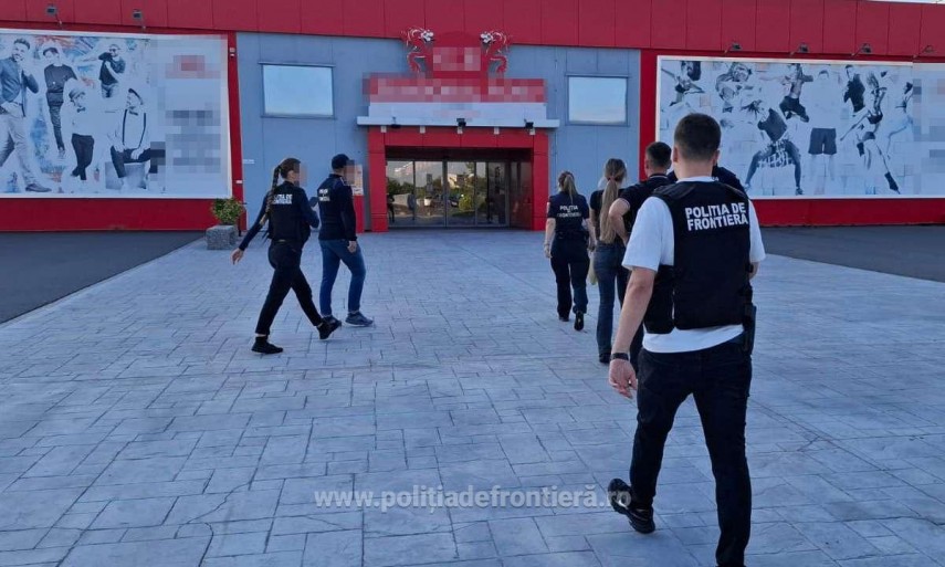 foto descinderi in bucuresti si patru judete produse contrafacute arme si zeci de mii de lei descoperite foto descinderi in bucuresti si patru judete produse contrafacute arme si zeci de mii de lei descoperite