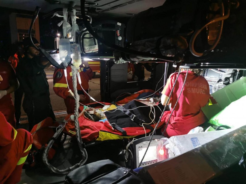 foto misiune contra cronometru a dsu o tanara de 18 ani in stare critica salvata cu un elicopter black foto misiune contra cronometru a dsu o tanara de 18 ani in stare critica salvata cu un elicopter black