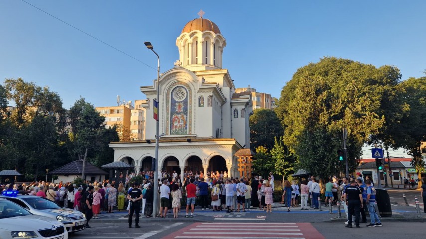foto video procesiune cu moastele sfantului pantelimon pe strazile constantei ips teodosie conduce slujbele foto video procesiune cu moastele sfantului pantelimon pe strazile constantei ips teodosie conduce slujbele