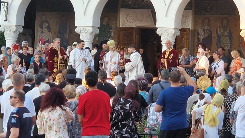 foto video procesiune cu moastele sfantului pantelimon pe strazile constantei ips teodosie conduce slujbele foto video procesiune cu moastele sfantului pantelimon pe strazile constantei ips teodosie conduce slujbele