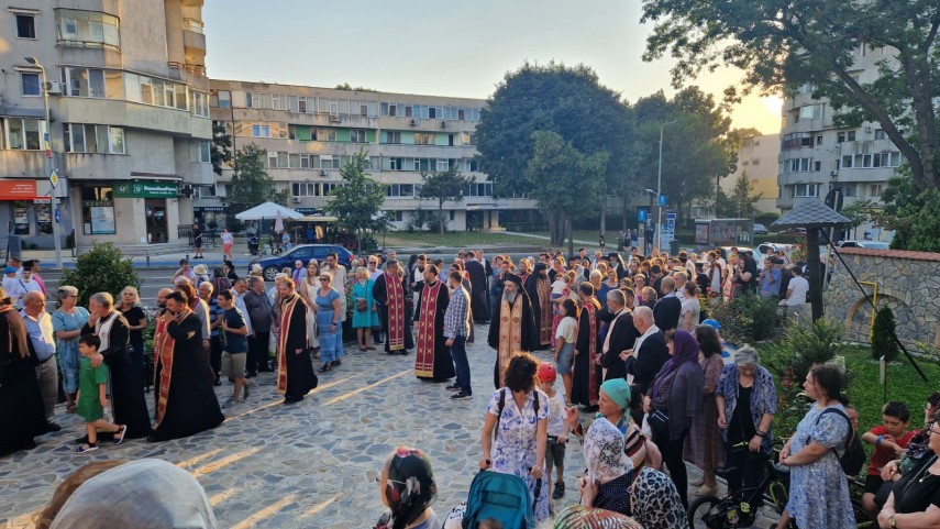 foto video procesiune cu moastele sfantului pantelimon pe strazile constantei ips teodosie conduce slujbele foto video procesiune cu moastele sfantului pantelimon pe strazile constantei ips teodosie conduce slujbele