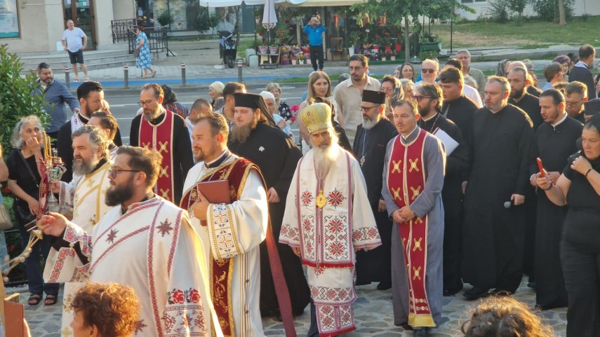 foto video procesiune cu moastele sfantului pantelimon pe strazile constantei ips teodosie conduce slujbele foto video procesiune cu moastele sfantului pantelimon pe strazile constantei ips teodosie conduce slujbele