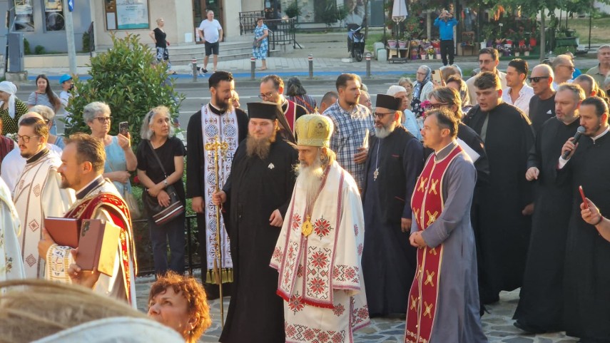 foto video procesiune cu moastele sfantului pantelimon pe strazile constantei ips teodosie conduce slujbele foto video procesiune cu moastele sfantului pantelimon pe strazile constantei ips teodosie conduce slujbele