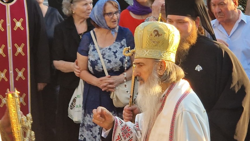 foto video procesiune cu moastele sfantului pantelimon pe strazile constantei ips teodosie conduce slujbele foto video procesiune cu moastele sfantului pantelimon pe strazile constantei ips teodosie conduce slujbele