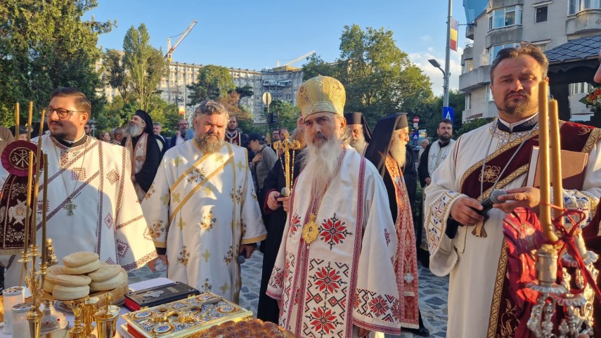 foto video procesiune cu moastele sfantului pantelimon pe strazile constantei ips teodosie conduce slujbele foto video procesiune cu moastele sfantului pantelimon pe strazile constantei ips teodosie conduce slujbele