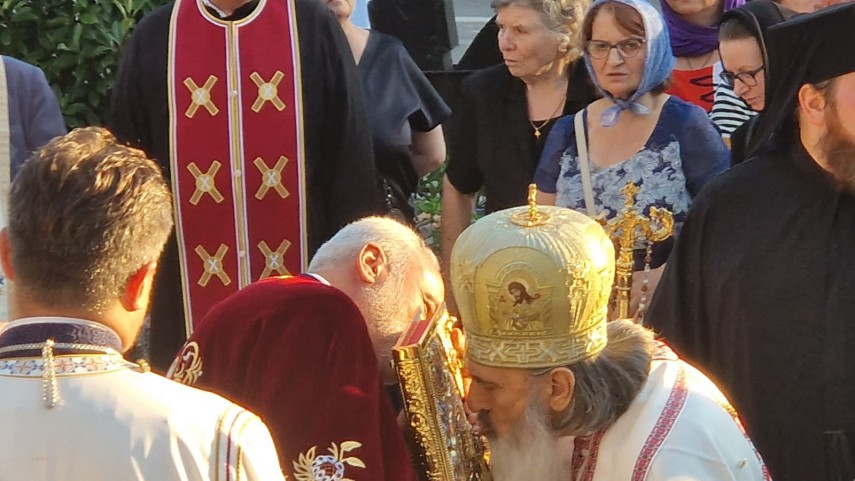 foto video procesiune cu moastele sfantului pantelimon pe strazile constantei ips teodosie conduce slujbele foto video procesiune cu moastele sfantului pantelimon pe strazile constantei ips teodosie conduce slujbele