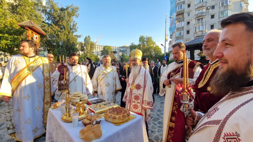 foto video procesiune cu moastele sfantului pantelimon pe strazile constantei ips teodosie conduce slujbele foto video procesiune cu moastele sfantului pantelimon pe strazile constantei ips teodosie conduce slujbele