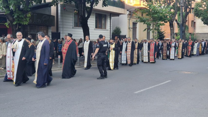 foto video procesiune cu moastele sfantului pantelimon pe strazile constantei ips teodosie conduce slujbele foto video procesiune cu moastele sfantului pantelimon pe strazile constantei ips teodosie conduce slujbele