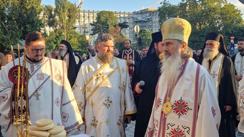 foto video procesiune cu moastele sfantului pantelimon pe strazile constantei ips teodosie conduce slujbele foto video procesiune cu moastele sfantului pantelimon pe strazile constantei ips teodosie conduce slujbele