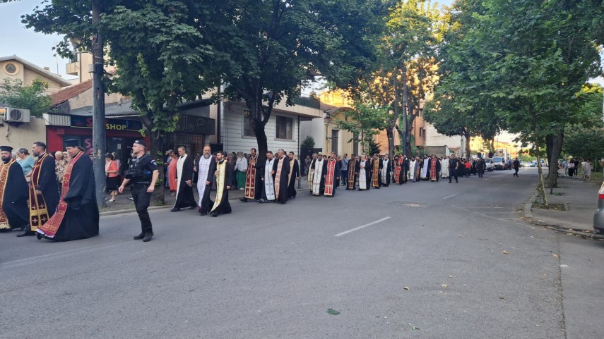 foto video procesiune cu moastele sfantului pantelimon pe strazile constantei ips teodosie conduce slujbele foto video procesiune cu moastele sfantului pantelimon pe strazile constantei ips teodosie conduce slujbele
