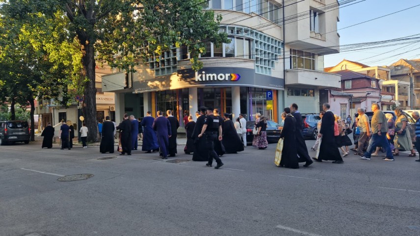 foto video procesiune cu moastele sfantului pantelimon pe strazile constantei ips teodosie conduce slujbele foto video procesiune cu moastele sfantului pantelimon pe strazile constantei ips teodosie conduce slujbele