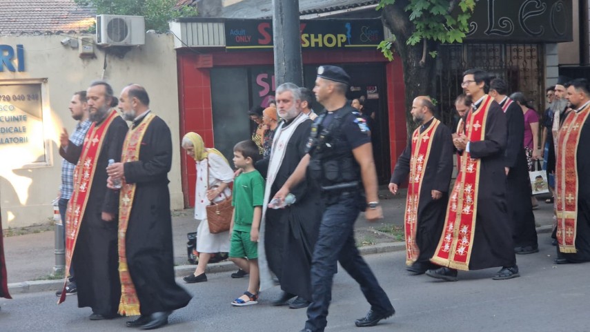 foto video procesiune cu moastele sfantului pantelimon pe strazile constantei ips teodosie conduce slujbele foto video procesiune cu moastele sfantului pantelimon pe strazile constantei ips teodosie conduce slujbele