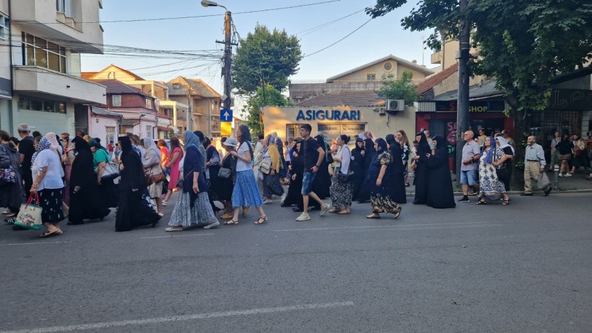 foto video procesiune cu moastele sfantului pantelimon pe strazile constantei ips teodosie conduce slujbele foto video procesiune cu moastele sfantului pantelimon pe strazile constantei ips teodosie conduce slujbele