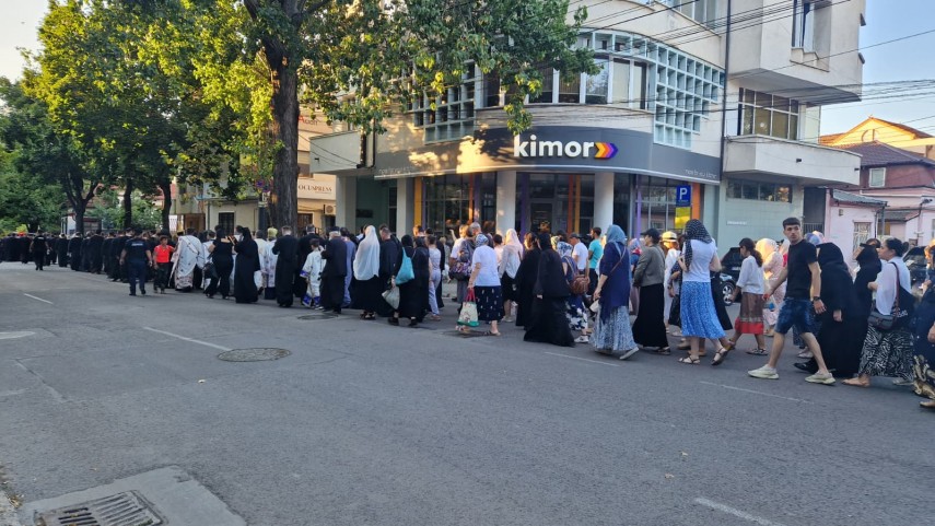 foto video procesiune cu moastele sfantului pantelimon pe strazile constantei ips teodosie conduce slujbele foto video procesiune cu moastele sfantului pantelimon pe strazile constantei ips teodosie conduce slujbele