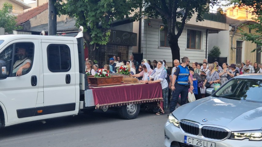 foto video procesiune cu moastele sfantului pantelimon pe strazile constantei ips teodosie conduce slujbele foto video procesiune cu moastele sfantului pantelimon pe strazile constantei ips teodosie conduce slujbele