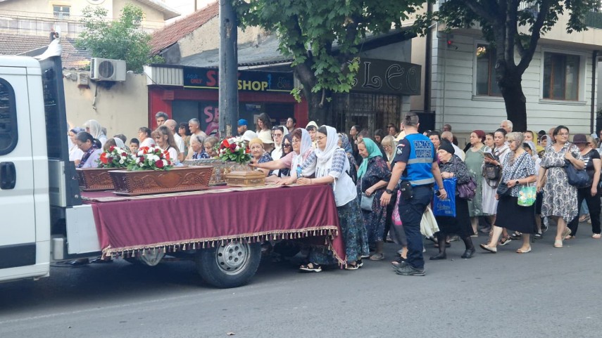 foto video procesiune cu moastele sfantului pantelimon pe strazile constantei ips teodosie conduce slujbele foto video procesiune cu moastele sfantului pantelimon pe strazile constantei ips teodosie conduce slujbele
