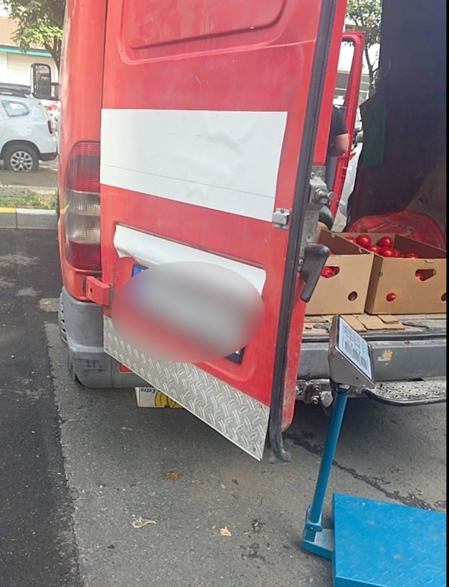 foto lasati fara marfa si fara masini masuri radicale ale politiei locale impotriva comertului neautorizat foto lasati fara marfa si fara masini masuri radicale ale politiei locale impotriva comertului neautorizat