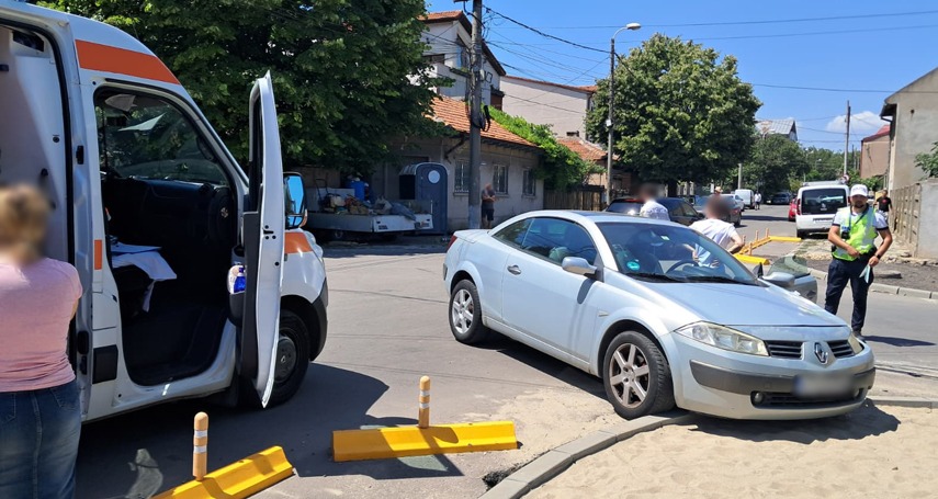 foto accident rutier la intersectia strazilor trandafirului si rasuri din constanta un echipaj saj este foto accident rutier la intersectia strazilor trandafirului si rasuri din constanta un echipaj saj este