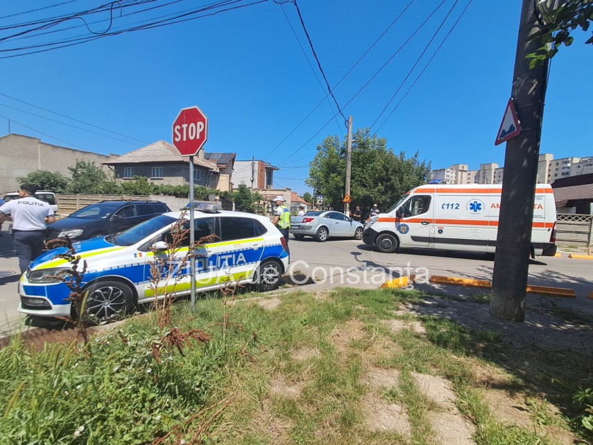 foto accident rutier la intersectia strazilor trandafirului si rasuri din constanta un echipaj saj este foto accident rutier la intersectia strazilor trandafirului si rasuri din constanta un echipaj saj este