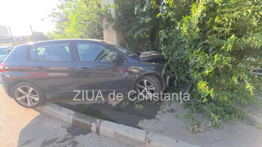 un autoturism a intrat intr un stalp pe strada pajurei din constanta 947894 un autoturism a intrat intr un stalp pe strada pajurei din constanta 947894