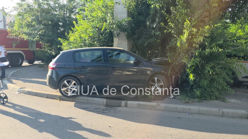 un autoturism a intrat intr un stalp pe strada pajurei din constanta 947894 un autoturism a intrat intr un stalp pe strada pajurei din constanta 947894