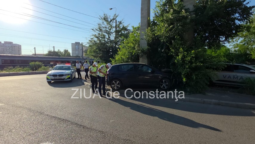 un autoturism a intrat intr un stalp pe strada pajurei din constanta 947894 un autoturism a intrat intr un stalp pe strada pajurei din constanta 947894