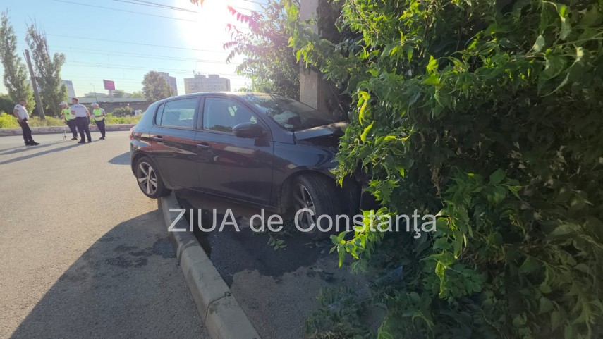 un autoturism a intrat intr un stalp pe strada pajurei din constanta 947894 un autoturism a intrat intr un stalp pe strada pajurei din constanta 947894