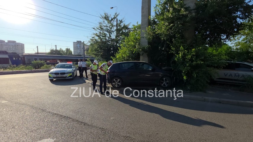 un autoturism a intrat intr un stalp pe strada pajurei din constanta 947894 un autoturism a intrat intr un stalp pe strada pajurei din constanta 947894
