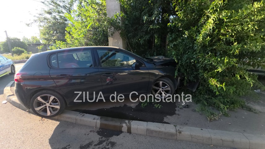 un autoturism a intrat intr un stalp pe strada pajurei din constanta 947894 un autoturism a intrat intr un stalp pe strada pajurei din constanta 947894