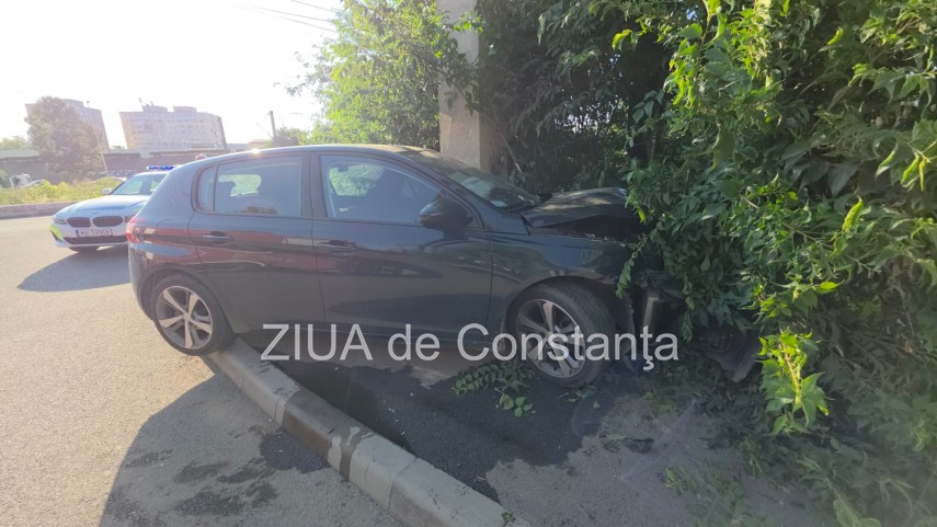 un autoturism a intrat intr un stalp pe strada pajurei din constanta 947894 un autoturism a intrat intr un stalp pe strada pajurei din constanta 947894