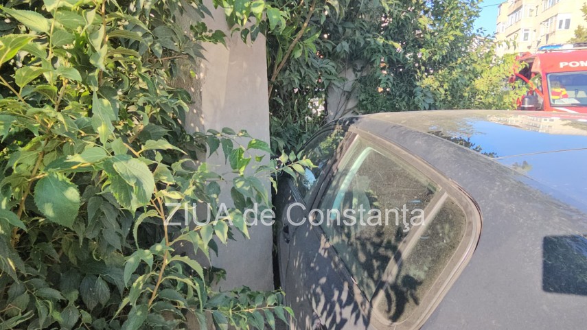 un autoturism a intrat intr un stalp pe strada pajurei din constanta 947894 un autoturism a intrat intr un stalp pe strada pajurei din constanta 947894