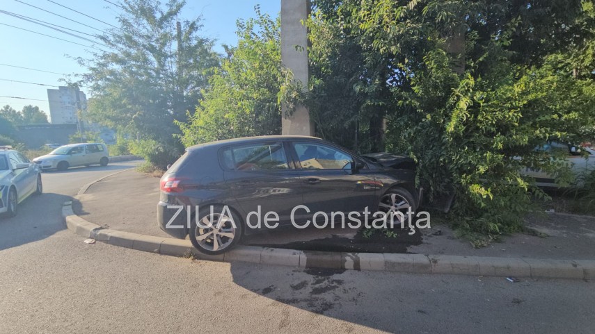 un autoturism a intrat intr un stalp pe strada pajurei din constanta 947894 un autoturism a intrat intr un stalp pe strada pajurei din constanta 947894