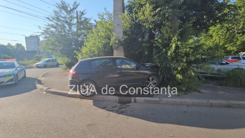 un autoturism a intrat intr un stalp pe strada pajurei din constanta 947894 un autoturism a intrat intr un stalp pe strada pajurei din constanta 947894