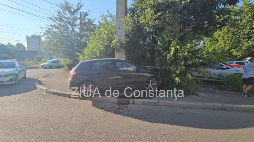 un autoturism a intrat intr un stalp pe strada pajurei din constanta 947894 un autoturism a intrat intr un stalp pe strada pajurei din constanta 947894
