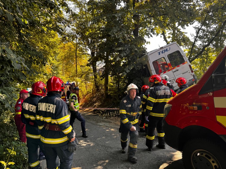 accident grav in campulung un microbuz cu 16 persoane a intrat intr un gard a fost activat planul rosu accident grav in campulung un microbuz cu 16 persoane a intrat intr un gard a fost activat planul rosu