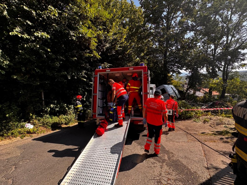 accident grav in campulung un microbuz cu 16 persoane a intrat intr un gard a fost activat planul rosu accident grav in campulung un microbuz cu 16 persoane a intrat intr un gard a fost activat planul rosu