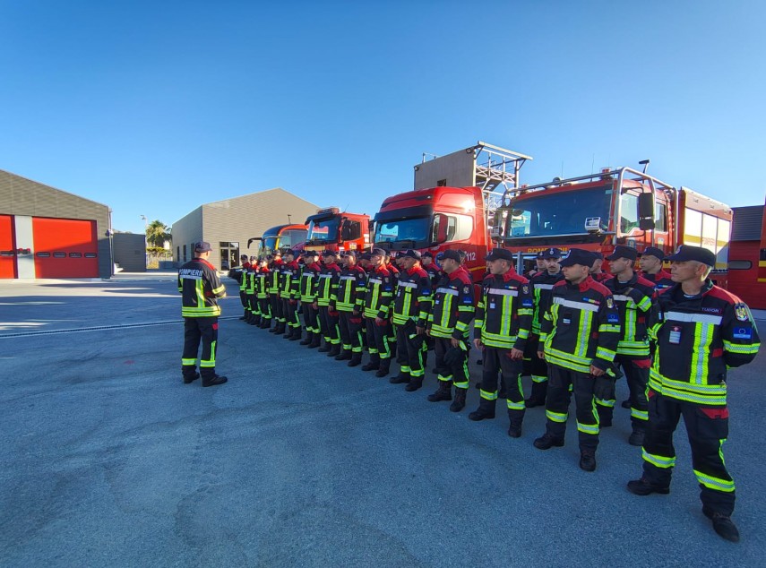 foto pompierii romani pregatiti sa intervina in grecia sub alerta de cod rosu de incendii misiune comuna foto pompierii romani pregatiti sa intervina in grecia sub alerta de cod rosu de incendii misiune comuna