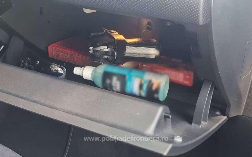 foto pistol cu gaz si munitie descoperite intr un autoturism condus de cetateni bulgari la turnu magurele foto pistol cu gaz si munitie descoperite intr un autoturism condus de cetateni bulgari la turnu magurele