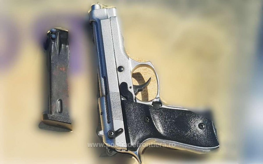 foto pistol cu gaz si munitie descoperite intr un autoturism condus de cetateni bulgari la turnu magurele foto pistol cu gaz si munitie descoperite intr un autoturism condus de cetateni bulgari la turnu magurele