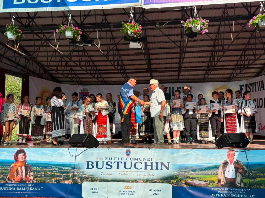foto ansamblul folcloric romancuta din cumpana a castigat premiul i la festivalul national iustina baluteanu foto ansamblul folcloric romancuta din cumpana a castigat premiul i la festivalul national iustina baluteanu